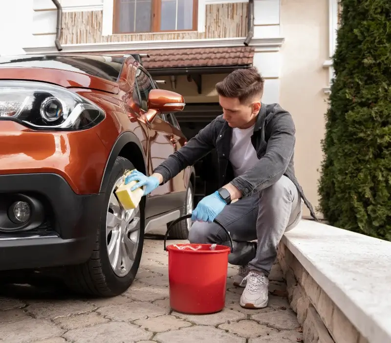 Lavage auto à domicile La Chaussée-d'Ivry : professionnel intervenant sur un véhicule